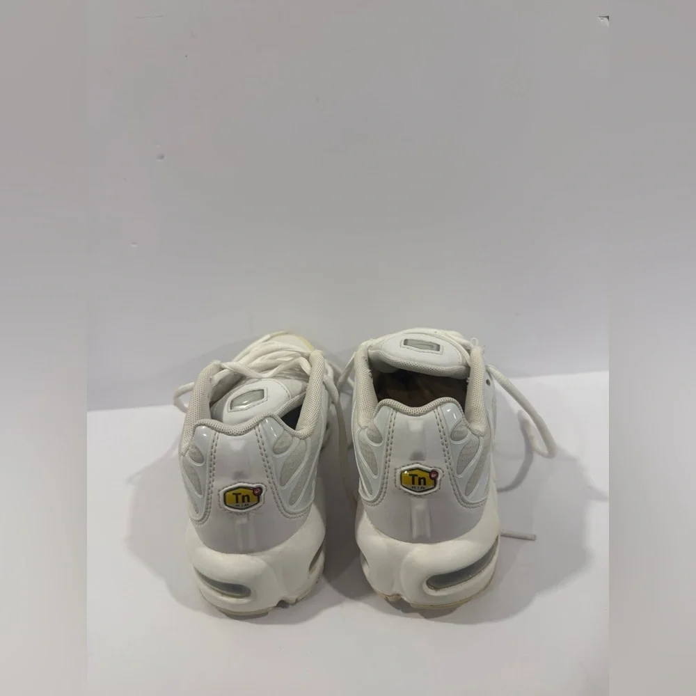 Nike Air Max Plus TN Triple White Sneakers Size 5.5Y / Women’s 7 Used